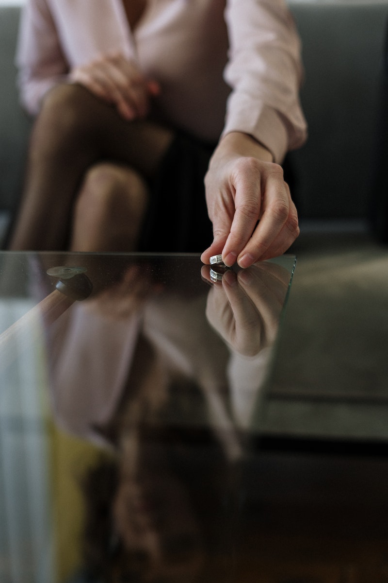 Alliance déposée sur une table — divorce
